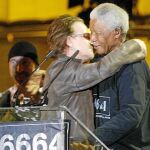 Bono, cantante de U2, abraza al presidente surafricano durante un concierto benéfico celebrado en Cape Town en 2003