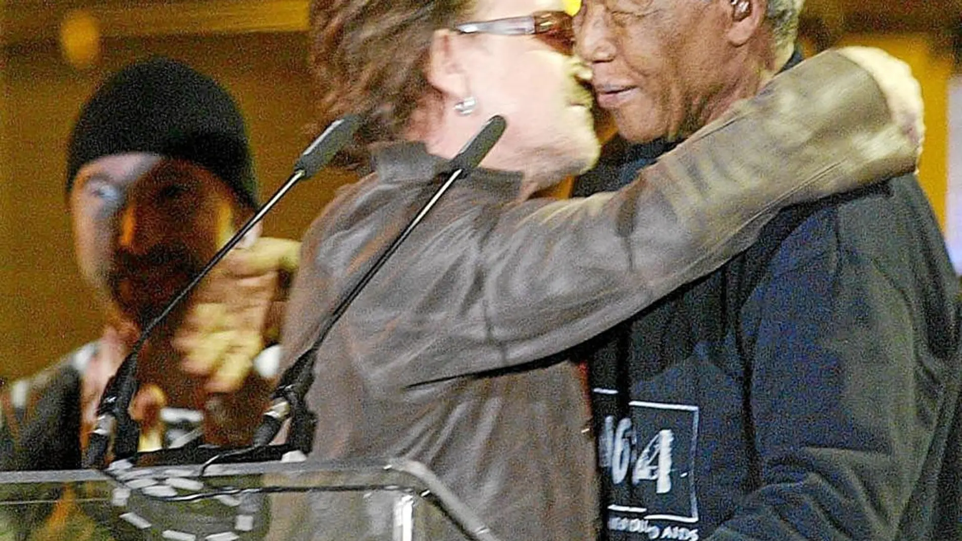 Bono, cantante de U2, abraza al presidente surafricano durante un concierto benéfico celebrado en Cape Town en 2003