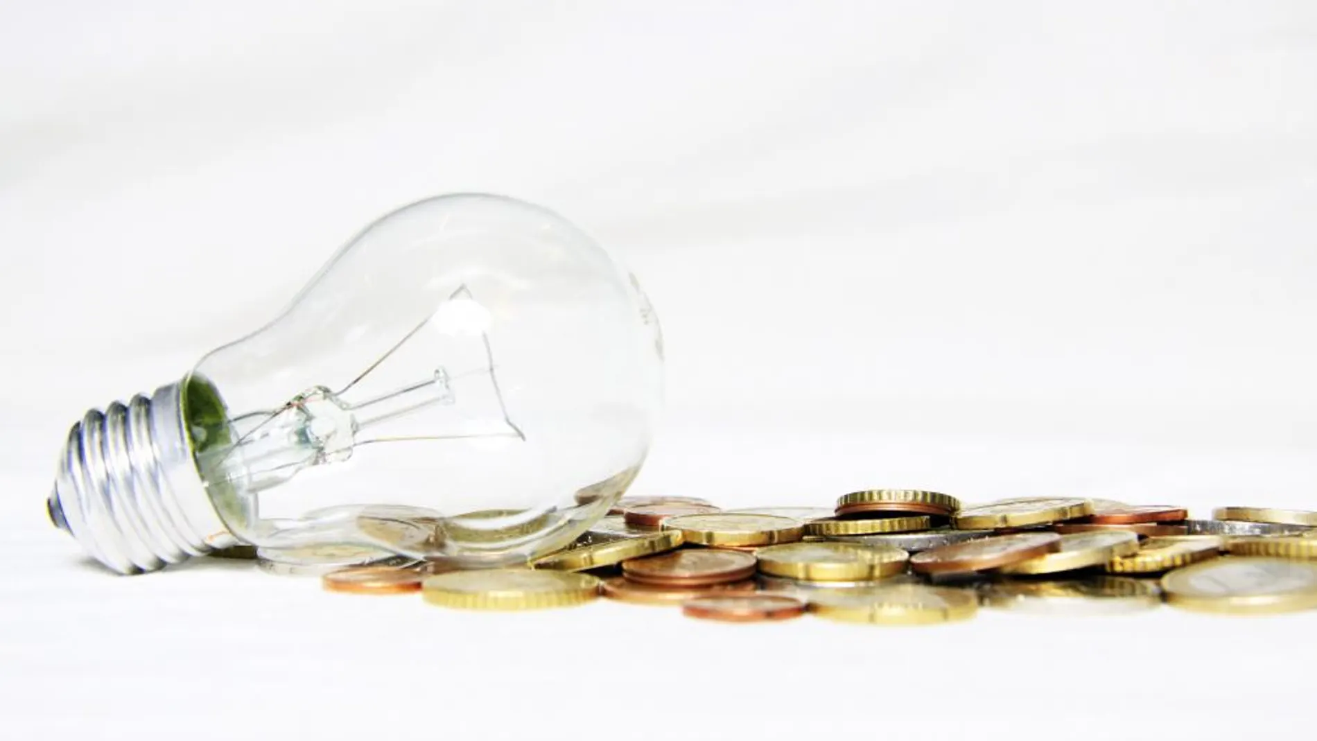 El precio de la electricidad podría mantener la tendencia a la baja de 2019, según los analistas