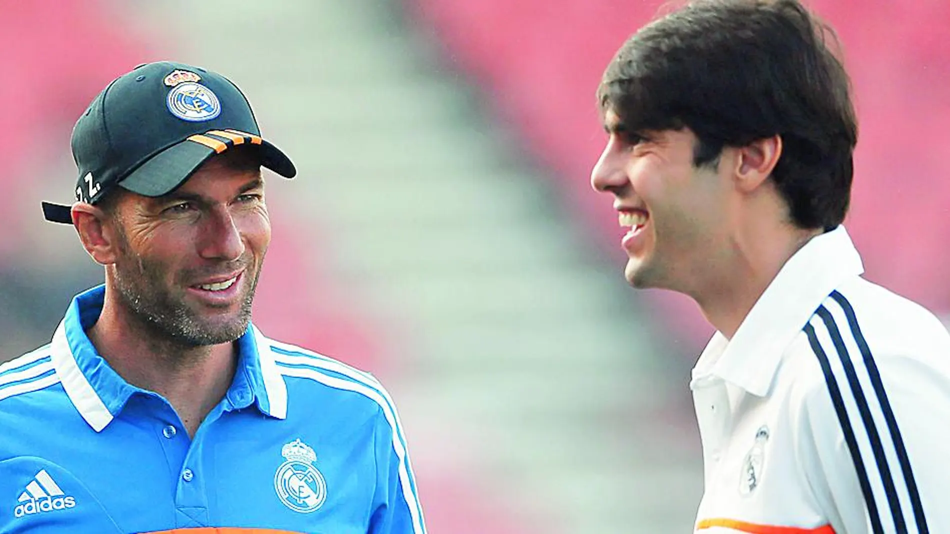 Zinedine Zidane conversa con Kaká durante el entrenamiento