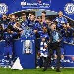 Jose Mourinho y los jugadores del Chelsea posan con las Copa de la Liga