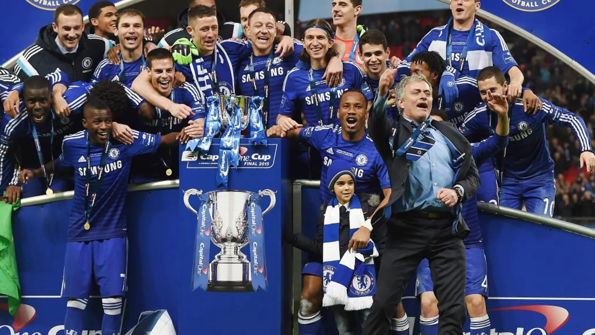 Jose Mourinho y los jugadores del Chelsea posan con las Copa de la Liga