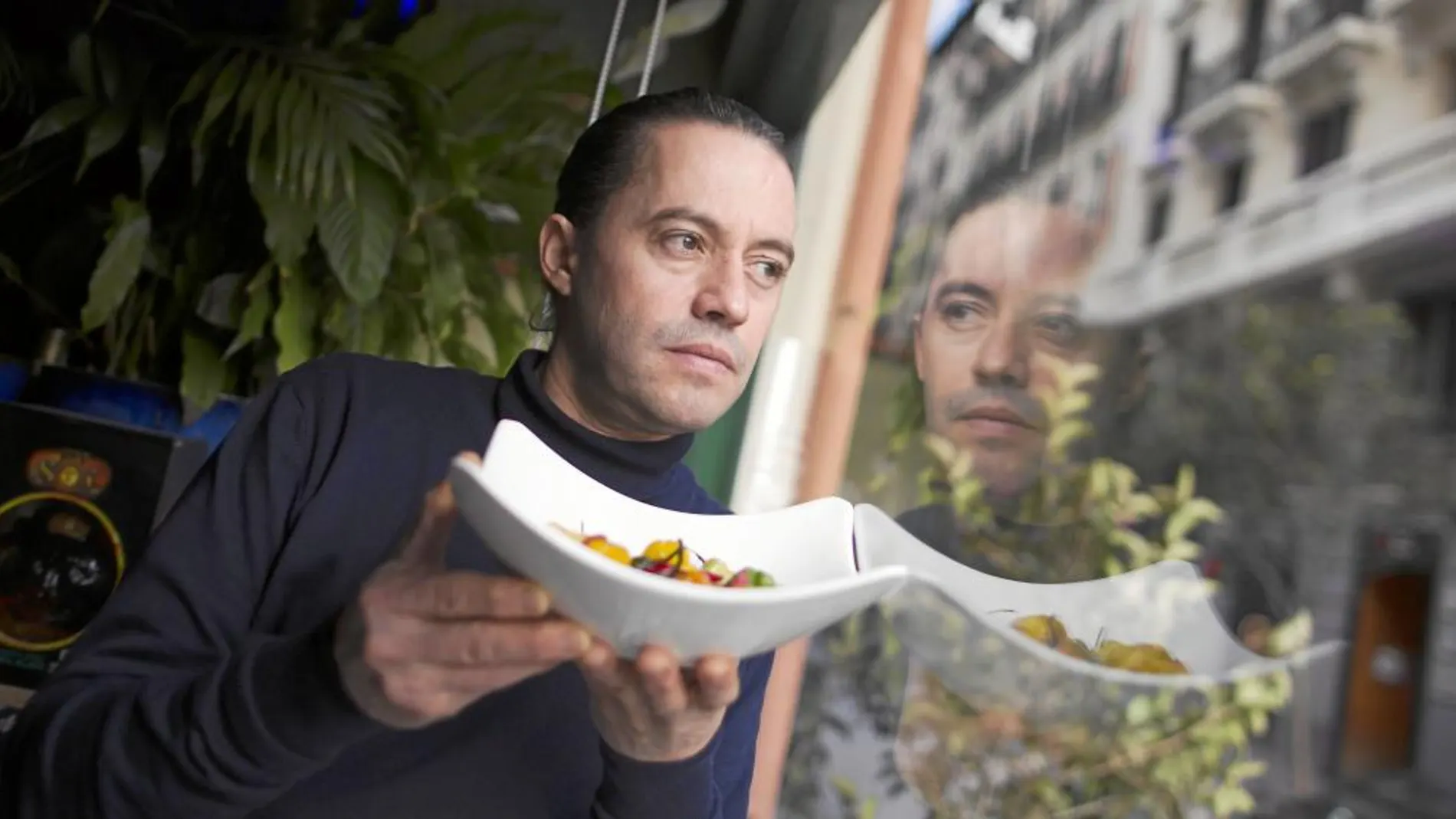 Adrián Castañeda, del restaurante Entre Suspiro y Suspiro, con una de las elaboraciones del restaurante en las manos