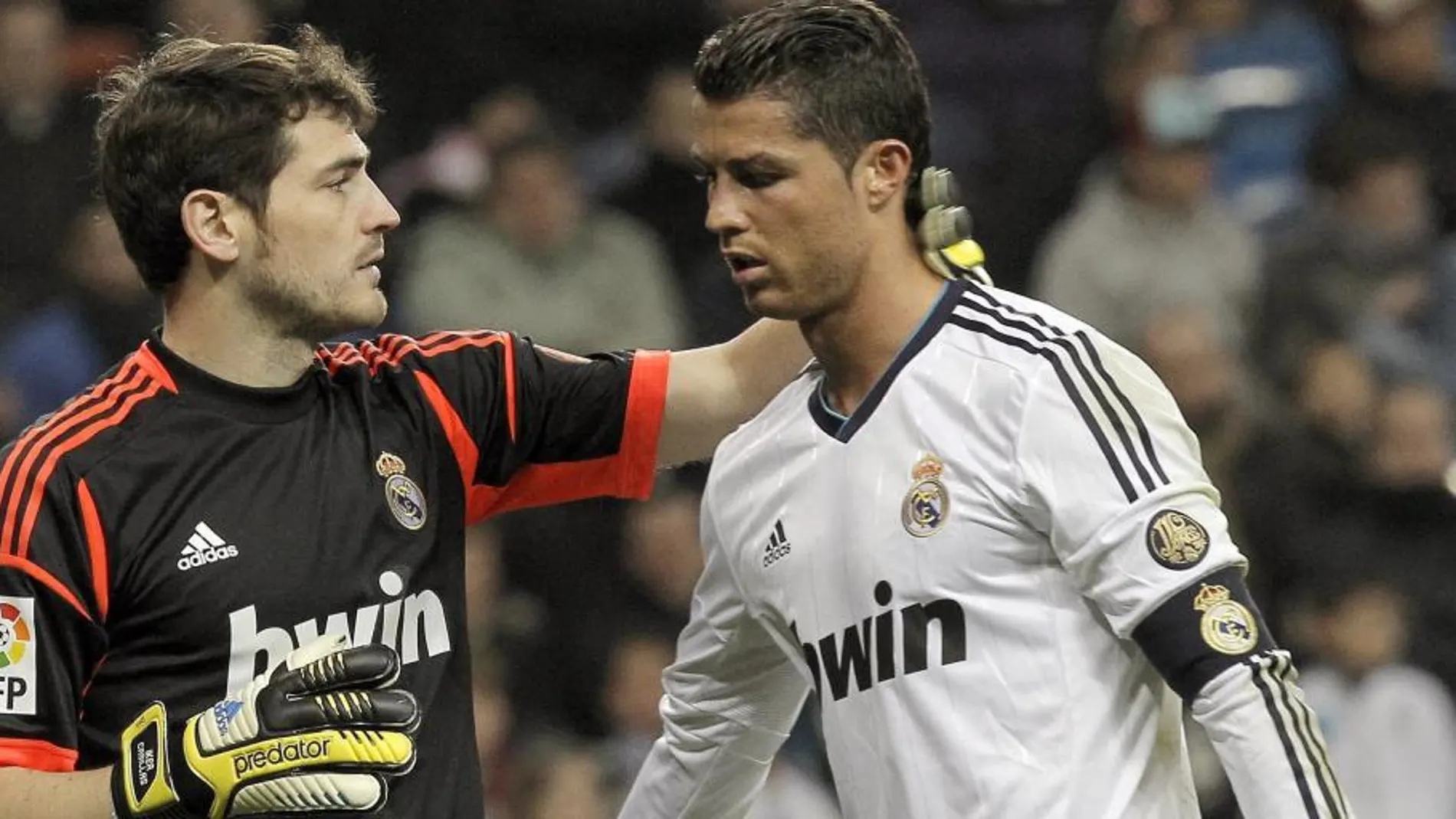 El portero del Real Madrid, Iker Casillas, felicita a su compañero el delantero portugués Cristiano Ronaldo