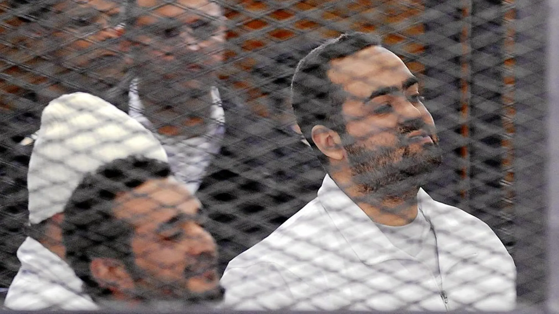 Los tres activistas egipcios escuchan la sentencia, ayer, en El Cairo