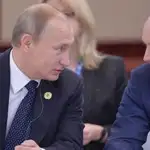 El presidente ruso Vladimir Putin habla con su ministro de Finanzas, Anton Siluanov, en una foto de archivo
