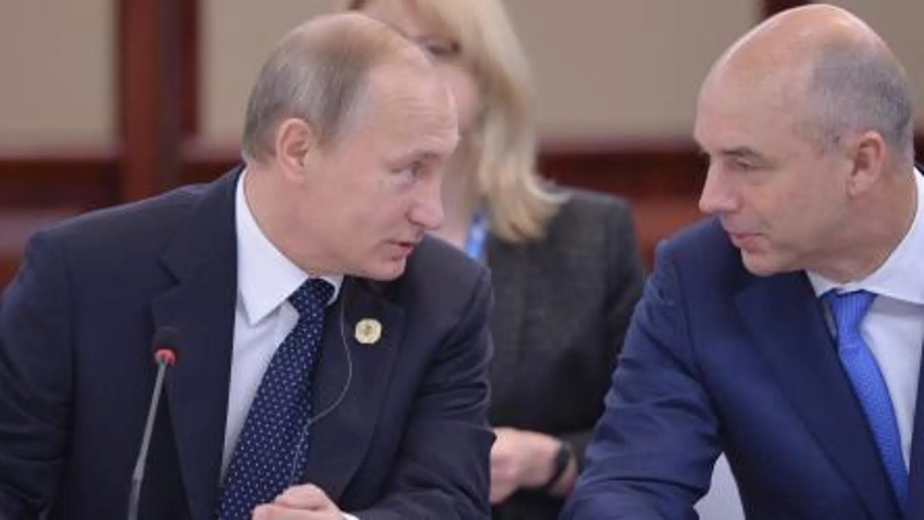 El presidente ruso Vladimir Putin habla con su ministro de Finanzas, Anton Siluanov, en una foto de archivo