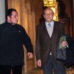 Ramon Girones, el padre de la exmujer de Jordi Pujol Ferrusola, junto al presidente de la comisión, David Fernández