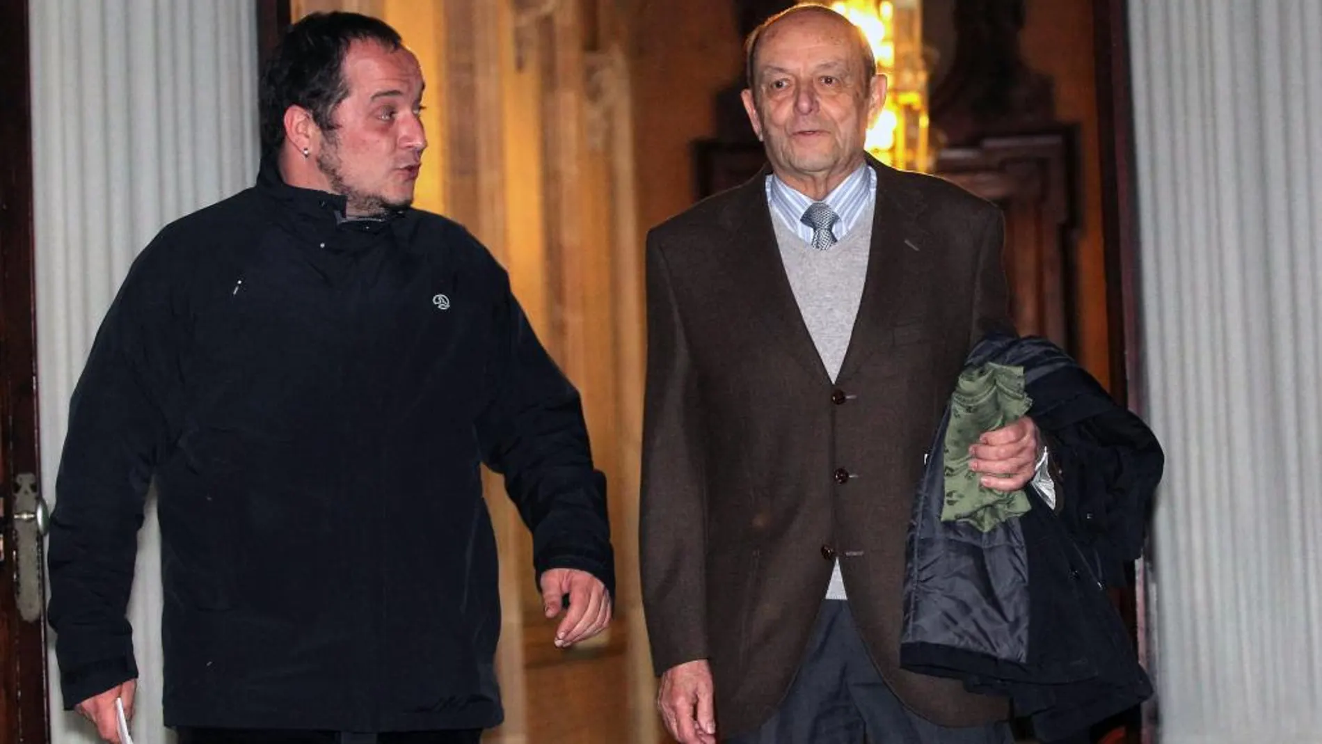 Ramon Girones, el padre de la exmujer de Jordi Pujol Ferrusola, junto al presidente de la comisión, David Fernández