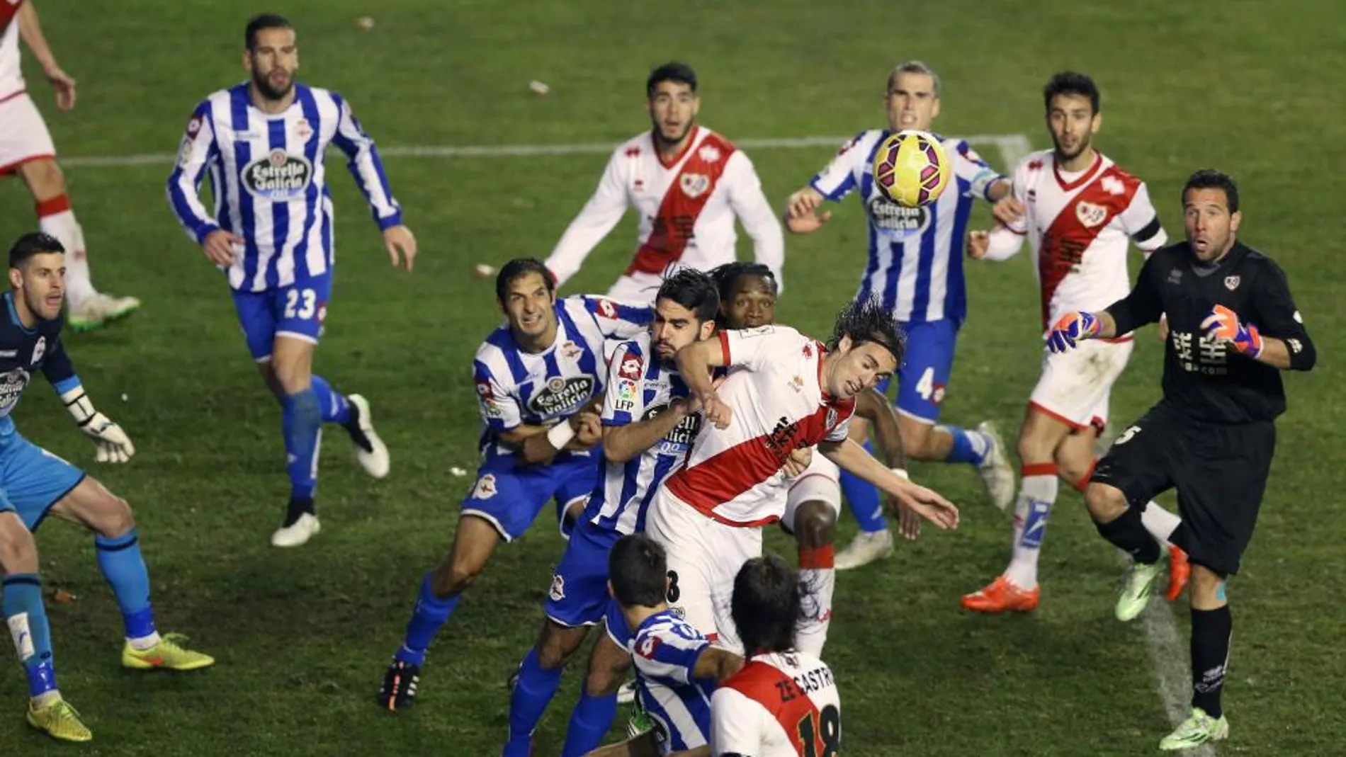 El portero del Rayo Vallecano Toño (d) sube a rematar un balón al área del Deportivo de La Coruña