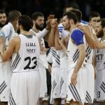 Los jugadores del Real Madrid celebran su victoria en el partido de baloncesto del grupo F del Top 16 de la Euroliga entre el Galatasaray y el Real Madrid en Estambul.