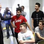 Fabra visita a unos estudiantes de FP Dual.