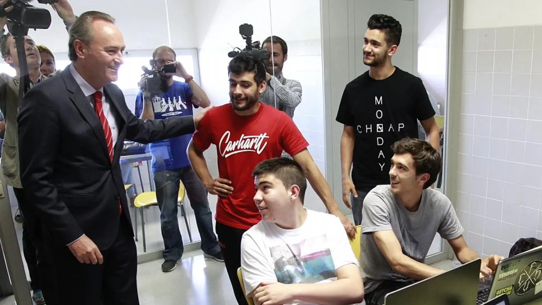 Fabra visita a unos estudiantes de FP Dual.