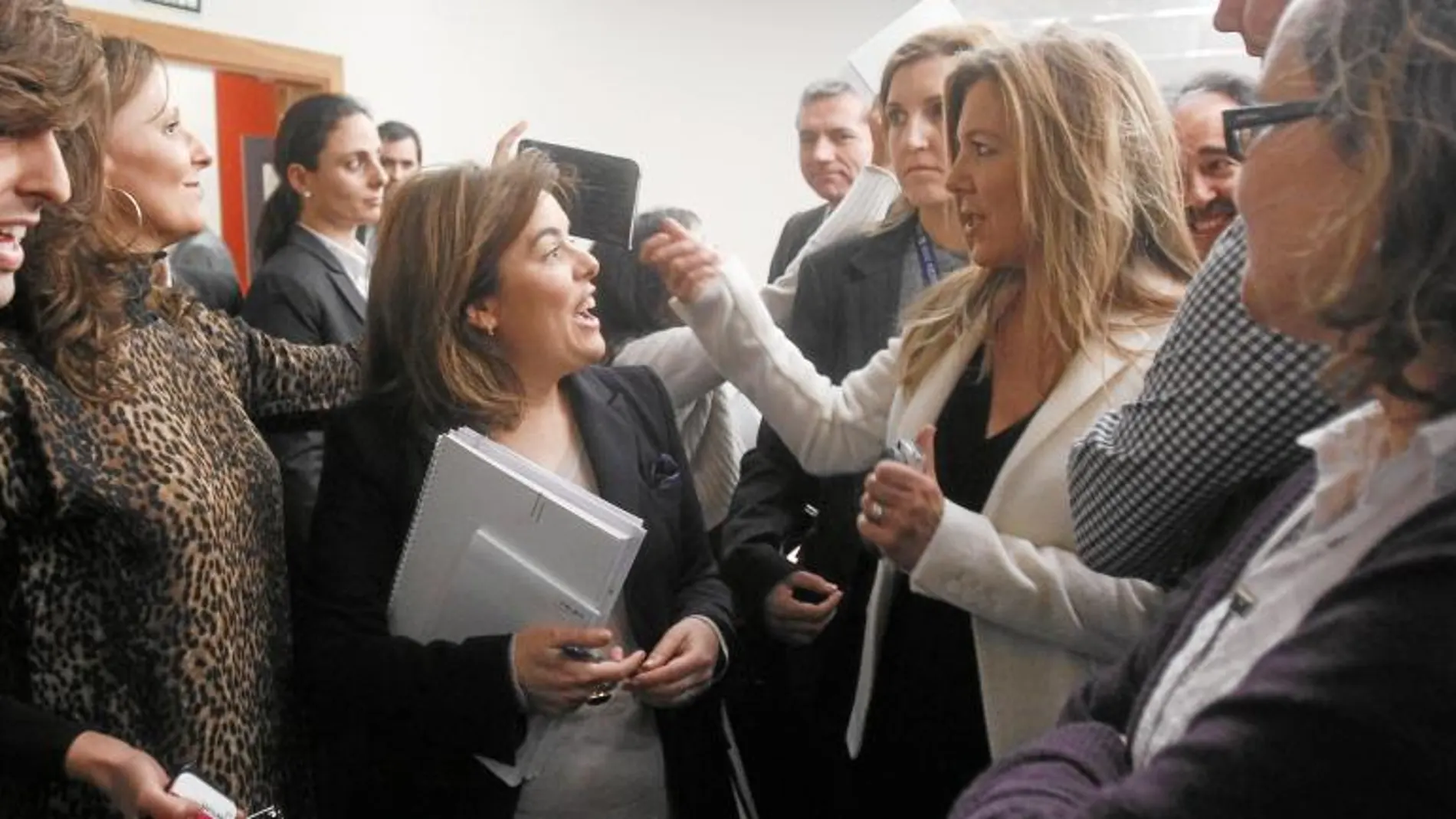 Saénz de Santamaría con los periodistas, tras el Consejo de Ministros