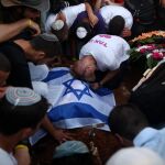 Amigos de Gil-Ad Shaer, uno de los tres jóvenes israelíes asesinados, asisten al funeral colectivo que se lleva a cabo en Modi'in (Israel).
