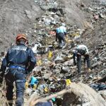 Efectivos de los equipos de rescate durante las labores de búsqueda en la zona donde se estrelló el Airbus A320 de la compañía áerea Germanwings.
