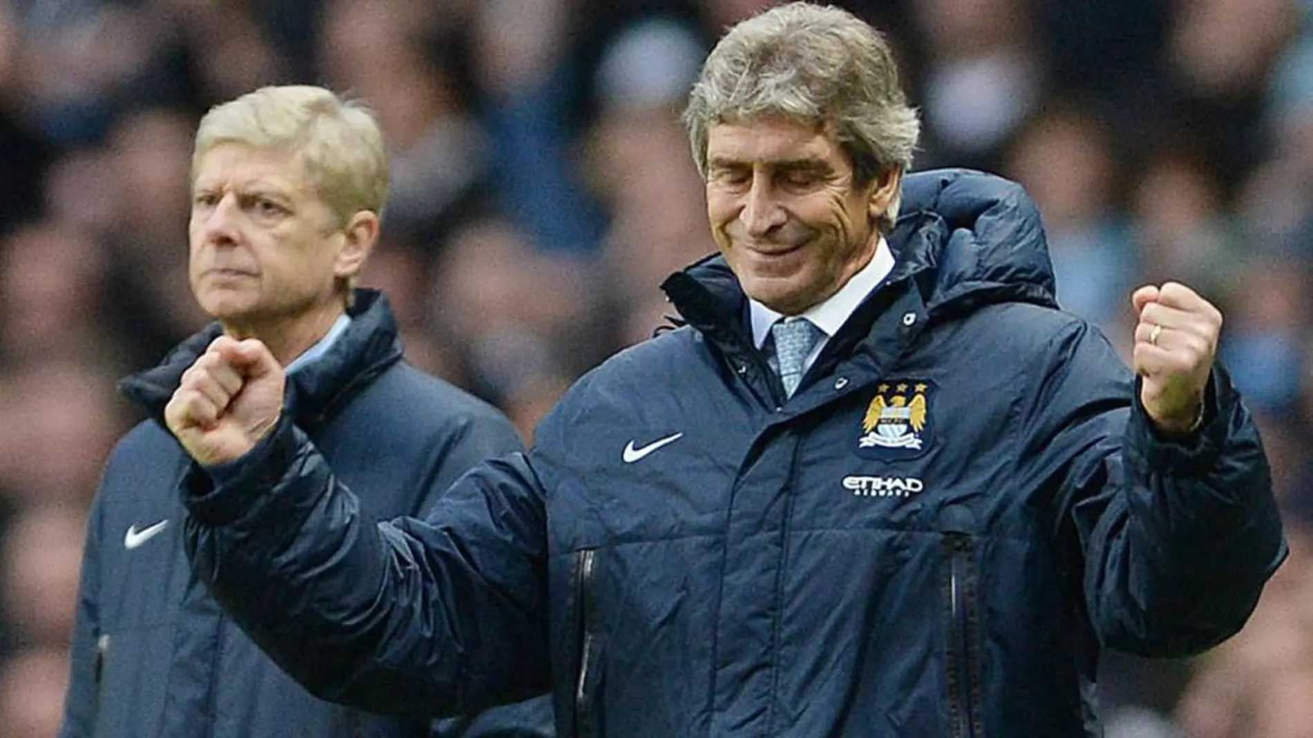 Pellegrini, junto a Arsène Wenger, celebra uno de los goles del City hoy ante el Arsenal