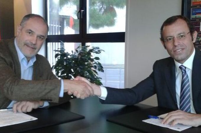 Andoni Zubizarreta, junto a Sandro Rosell, en la firma de su nuevo contrato esta mañana