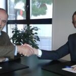 Andoni Zubizarreta, junto a Sandro Rosell, en la firma de su nuevo contrato esta mañana