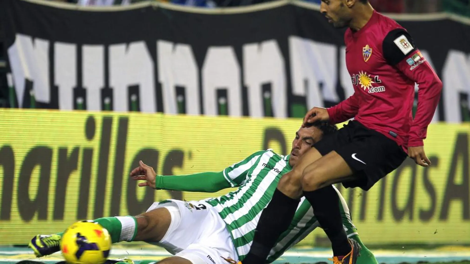 El defensa del Betis Javier Chica pelea un balón con el centrocampista portugués del Almería Hélder Barbosa, en el partido de esta tarde en el Benito Villamarín