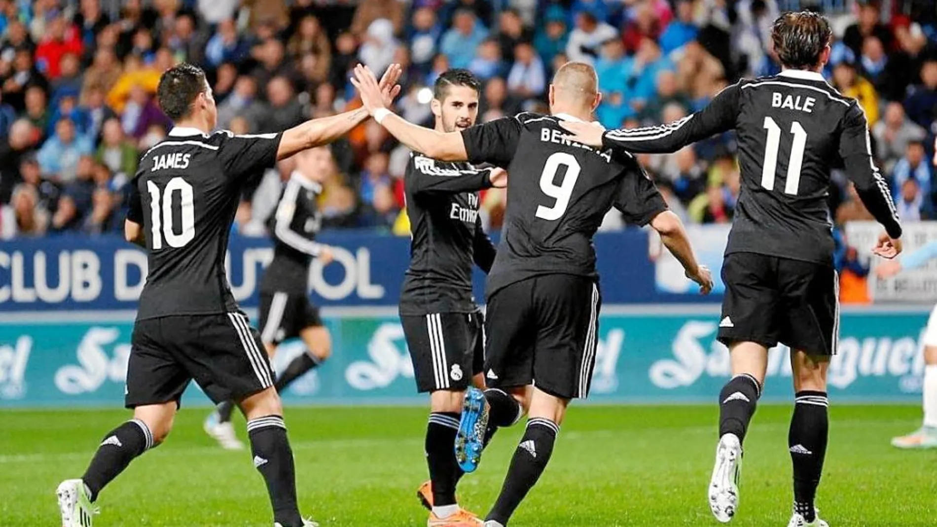 Los jugadores del Real Madrid celebran uno de los goles en La Rosaleda