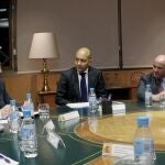 Luis de Guindos, con el secretario de Estado de Comercio, Jaime García-Legaz y el presidente de la Confederación Española de Comercio (CEC), Manuel García-Izquierdo