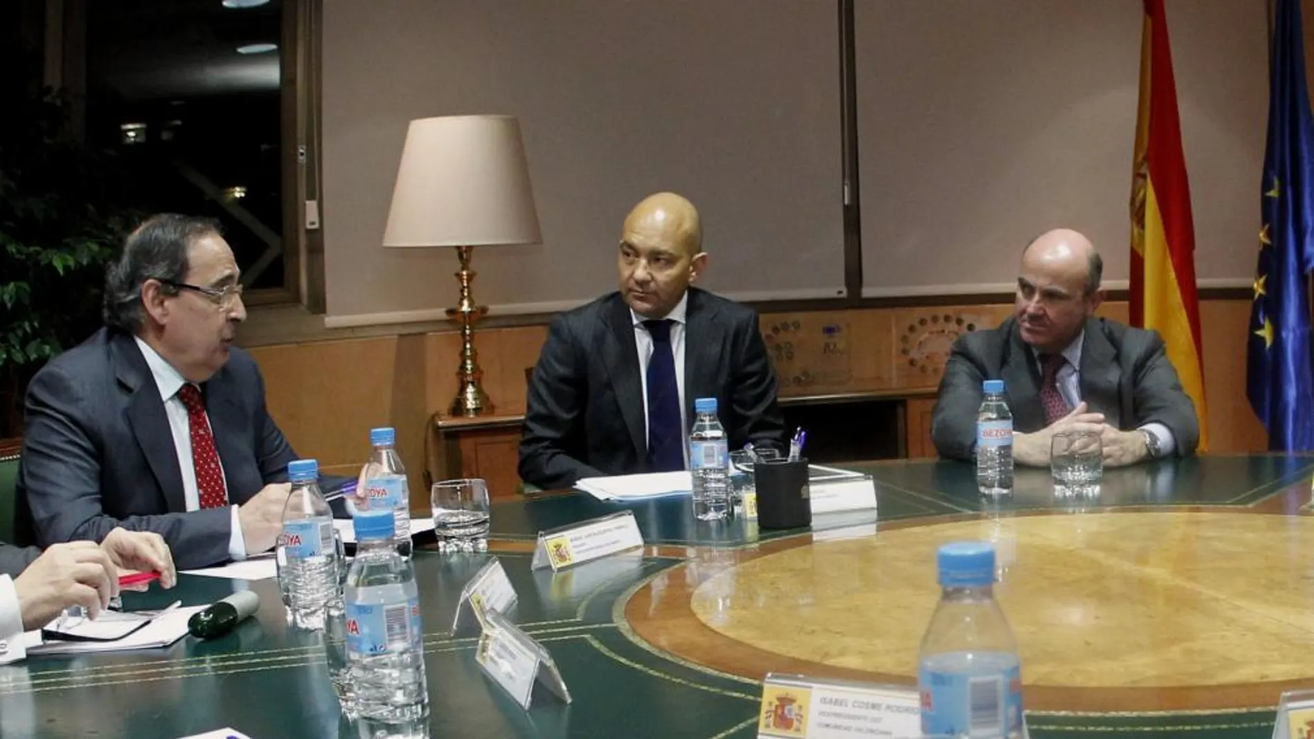 Luis de Guindos, con el secretario de Estado de Comercio, Jaime García-Legaz y el presidente de la Confederación Española de Comercio (CEC), Manuel García-Izquierdo