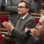 Los diputados catalanes aplauden la aprobación de la declaración soberanista en el Parlament el 23 de enero de 2013