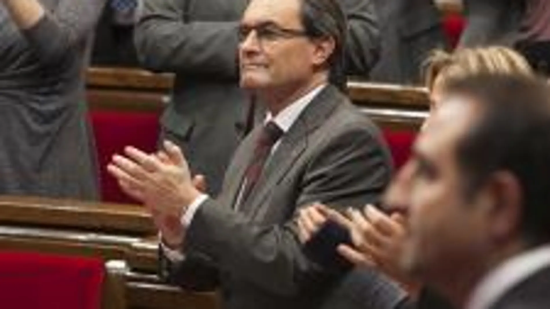 Los diputados catalanes aplauden la aprobación de la declaración soberanista en el Parlament el 23 de enero de 2013