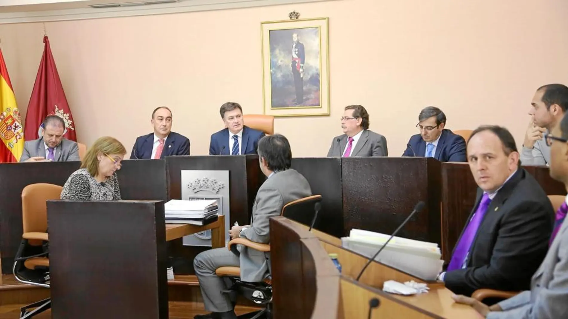 Un instante del pleno celebrado ayer en la Diputación de Segovia, presidido por Francisco Vázquez