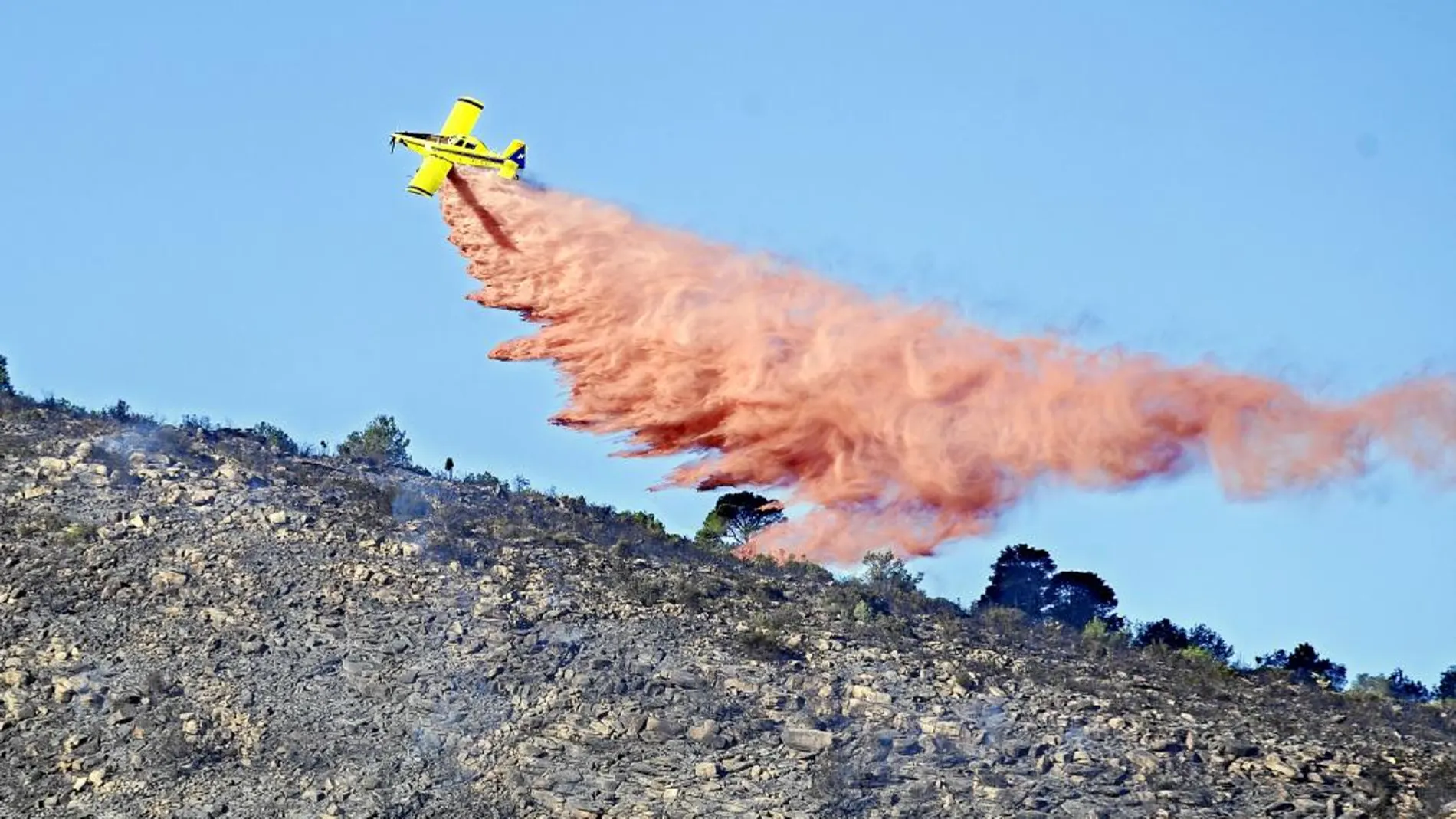 Una avioneta refresca la zona, ya sin llamas
