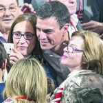 El secretario general del PSOE, Pedro Sánchez, se hace un «selfie» con militantes en la clausura de la Conferencia Política en Valencia