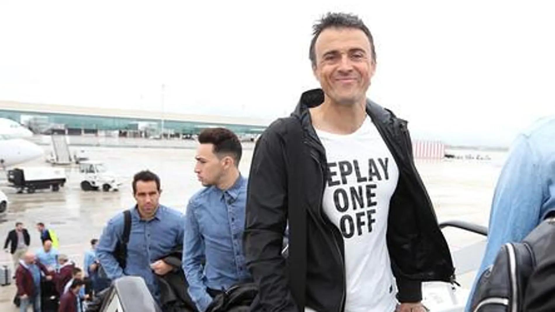 Luis Enrique y sus jugadores, camino de Amsterdam