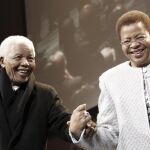 Fotografía de archivo del 12 de julio de 2008 que muestra al Premio Nobel de Paz sudafricano Nelson Mandela (i) junto a su esposa Graca Machel (d) mientras participan en la lectura de honor por el cumpleaños 90 de Mandela, en Johanesurgo (Sudáfrica). El expresidente sudafricano Nelson Mandela murió a los 95 años, informó la Presidencia de Sudáfrica hoy, jueves 5 de diciembre de 2013. EFE/KIM LUDBROOK