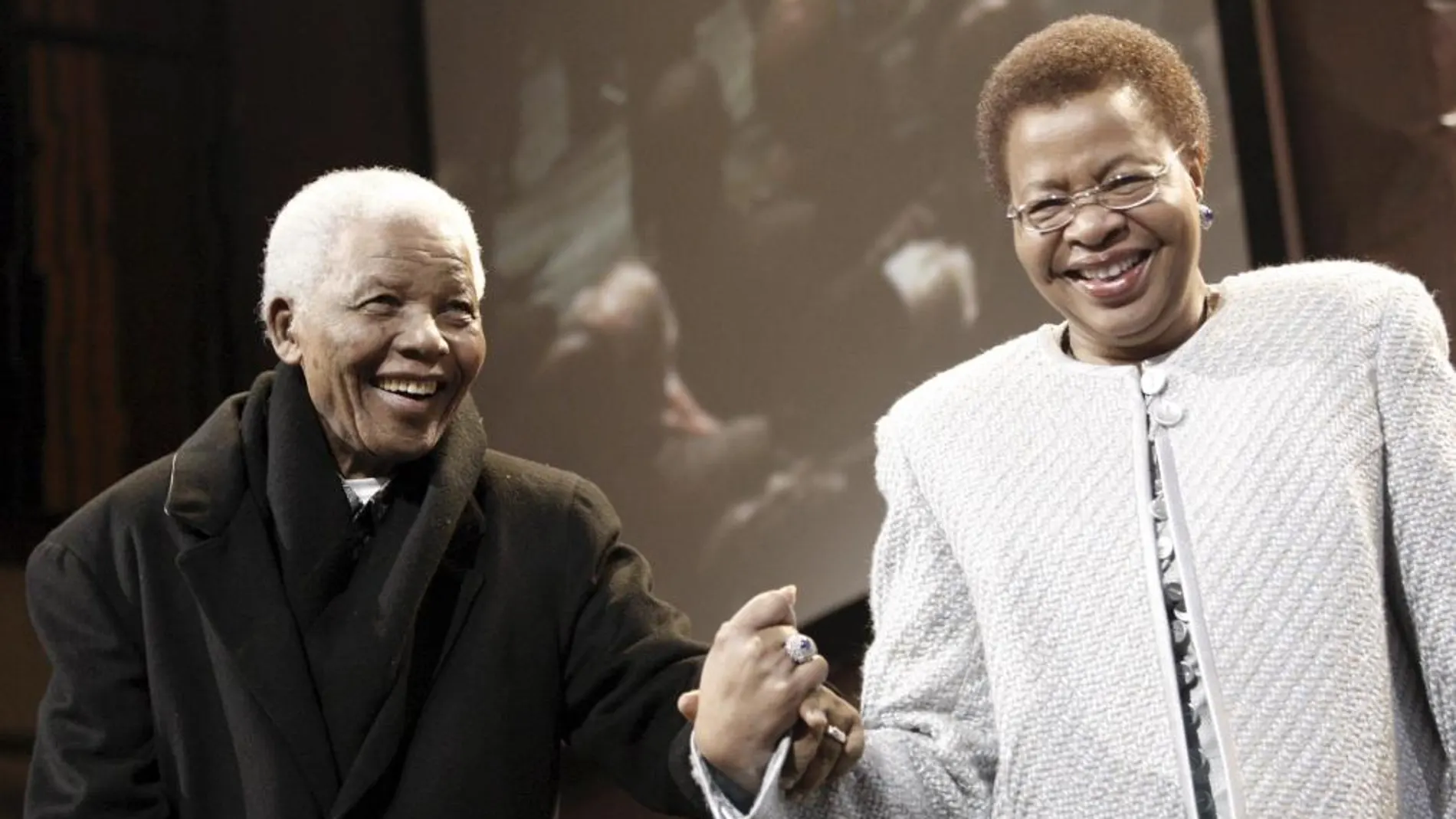 Fotografía de archivo del 12 de julio de 2008 que muestra al Premio Nobel de Paz sudafricano Nelson Mandela (i) junto a su esposa Graca Machel (d) mientras participan en la lectura de honor por el cumpleaños 90 de Mandela, en Johanesurgo (Sudáfrica). El expresidente sudafricano Nelson Mandela murió a los 95 años, informó la Presidencia de Sudáfrica hoy, jueves 5 de diciembre de 2013. EFE/KIM LUDBROOK