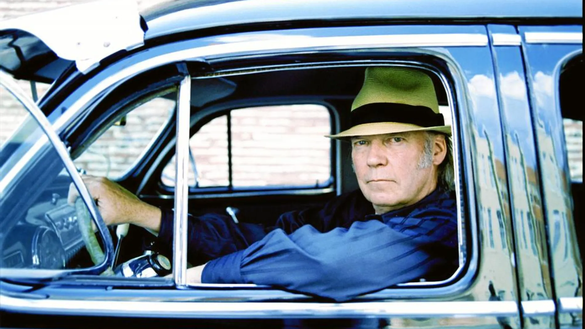 Neil Young en su coche, su lugar favorito para escuchar música