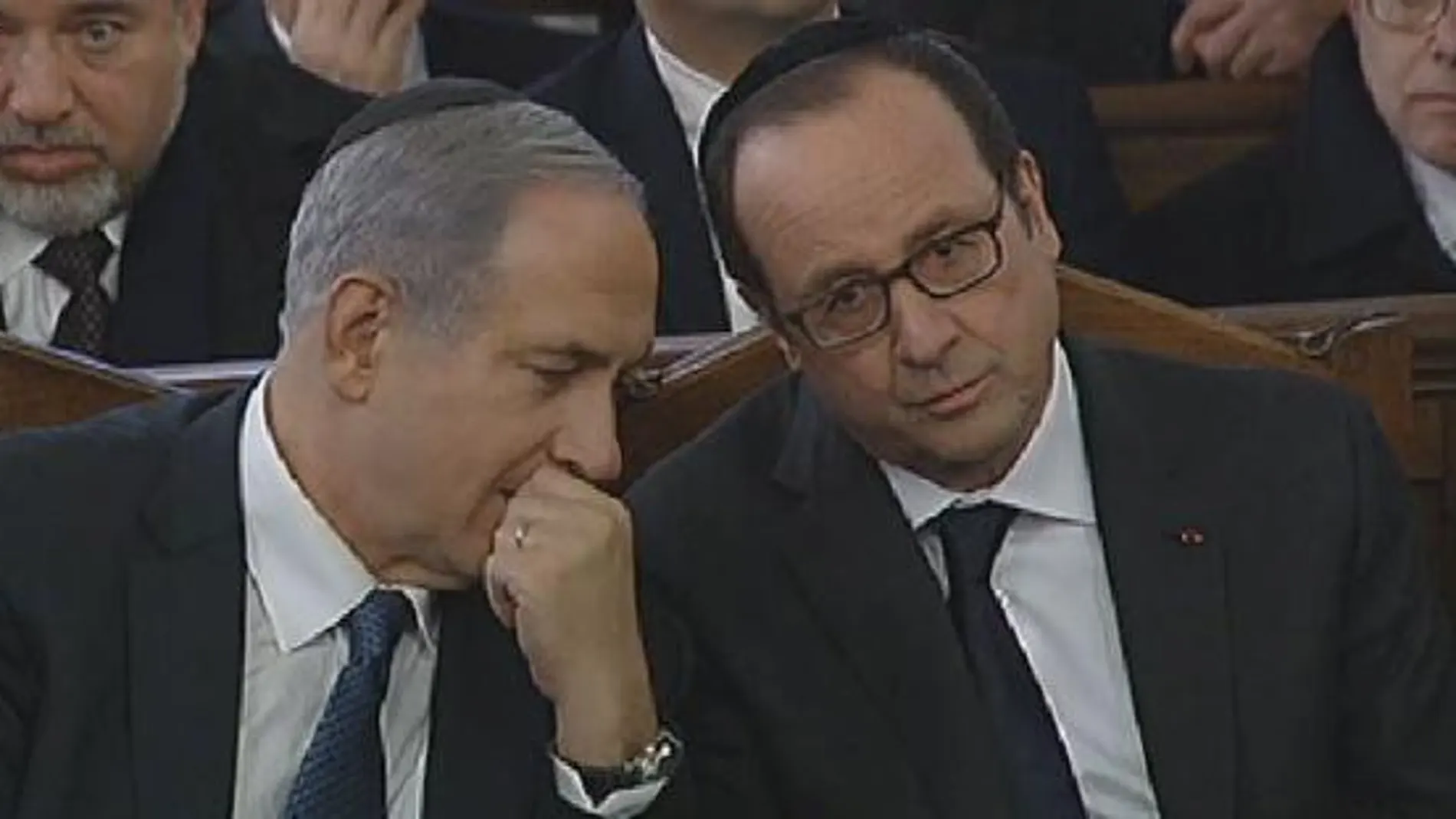 Benjamin Netanyahu y François Hollande, en la Gran Sinagoga de París.