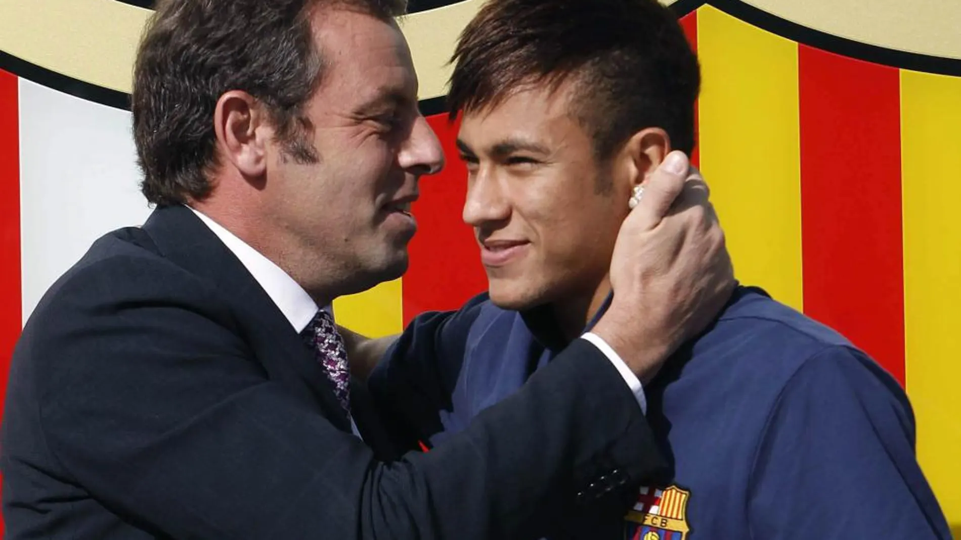 El jugador brasileño del FC Barcelona, Neymar da Silva (d) saluda al presidente del club, Sandro Rosell.