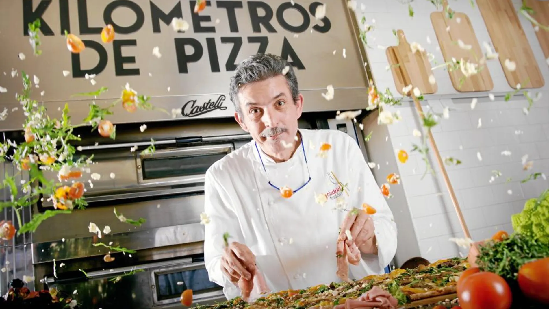 Jesús Marquina prepara una de sus famosísimas pizzas en el local de reciente inauguración que asesora en Madrid
