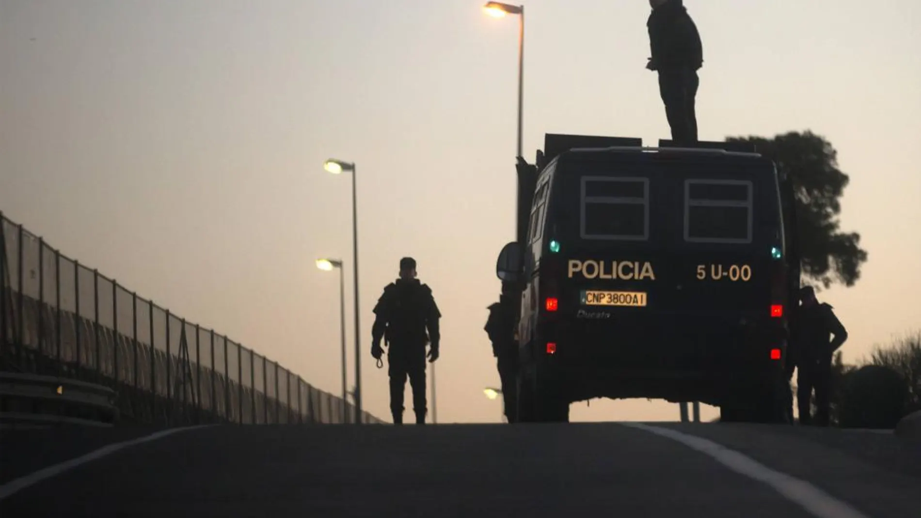 Agentes de policía patrullan en Melilla
