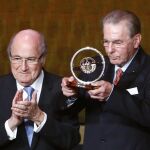 Jacques Rogge, expresidente del COI, recibe la Distinción Presidencial de la FIFA 2013