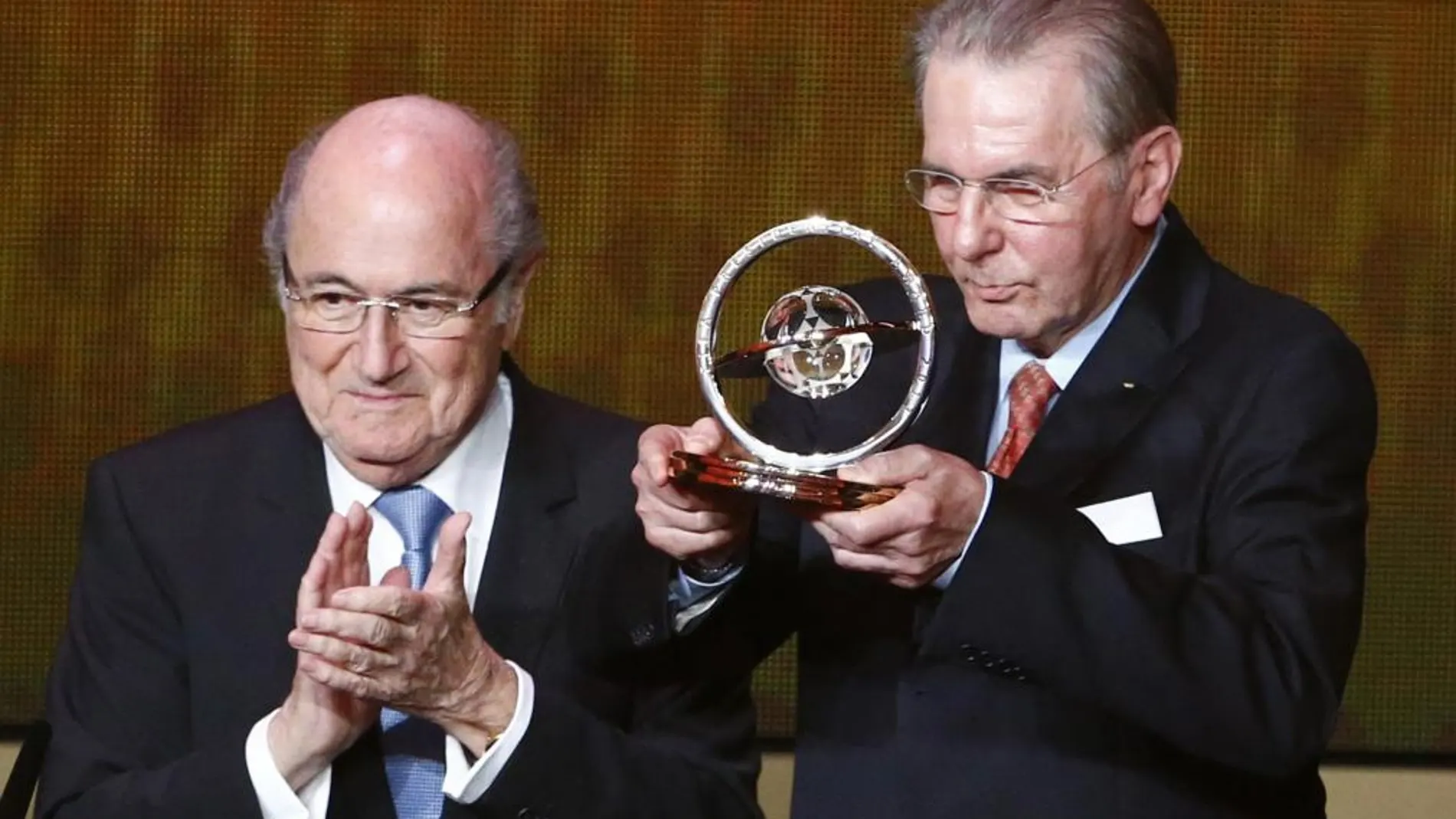 Jacques Rogge, expresidente del COI, recibe la Distinción Presidencial de la FIFA 2013