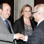 El director del gabinete de Alcaldía, Andoni Aldekoa (d), recibe al presidente del PNV Andoni Ortuzar (i), junto a la presidenta de esta formación en Vizcaya, Itxaso Atutxa, en la vivienda del alcalde de Bilbao, Iñaki Azkuna.