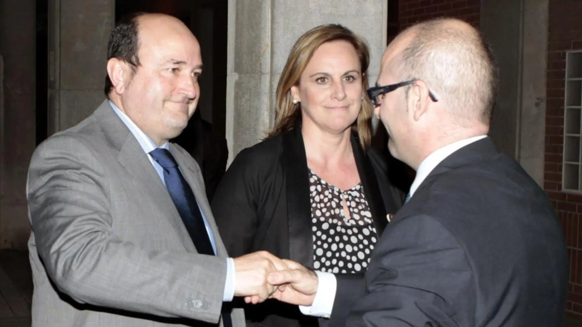 El director del gabinete de Alcaldía, Andoni Aldekoa (d), recibe al presidente del PNV Andoni Ortuzar (i), junto a la presidenta de esta formación en Vizcaya, Itxaso Atutxa, en la vivienda del alcalde de Bilbao, Iñaki Azkuna.