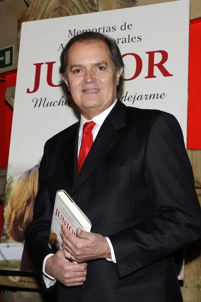 Junior durante la presentación del libro &quot;Memorias de Antonio Morales ' Junior ' Mucho antes de dejarme &quot;en 2008