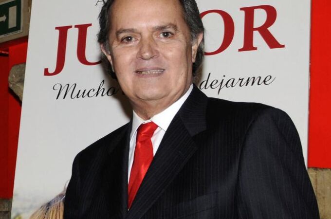 Junior durante la presentación del libro "Memorias de Antonio Morales ' Junior ' Mucho antes de dejarme "en 2008