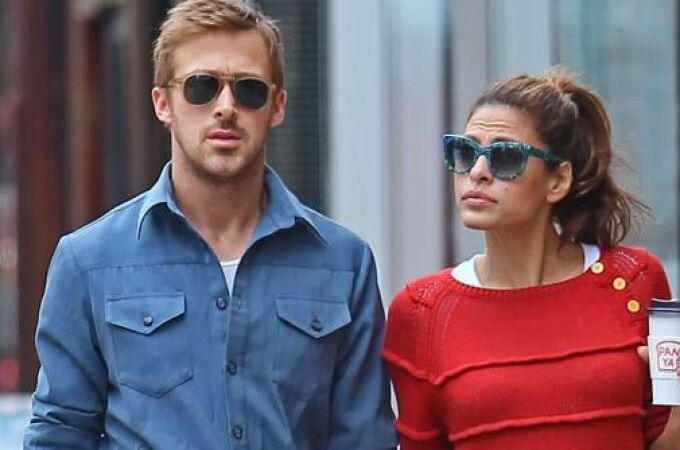 Ryan Gosling y Eva Mendes, paseando de la mano en Nueva York.