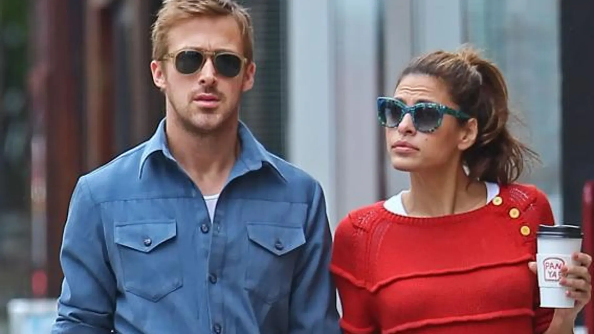 Ryan Gosling y Eva Mendes, paseando de la mano en Nueva York.