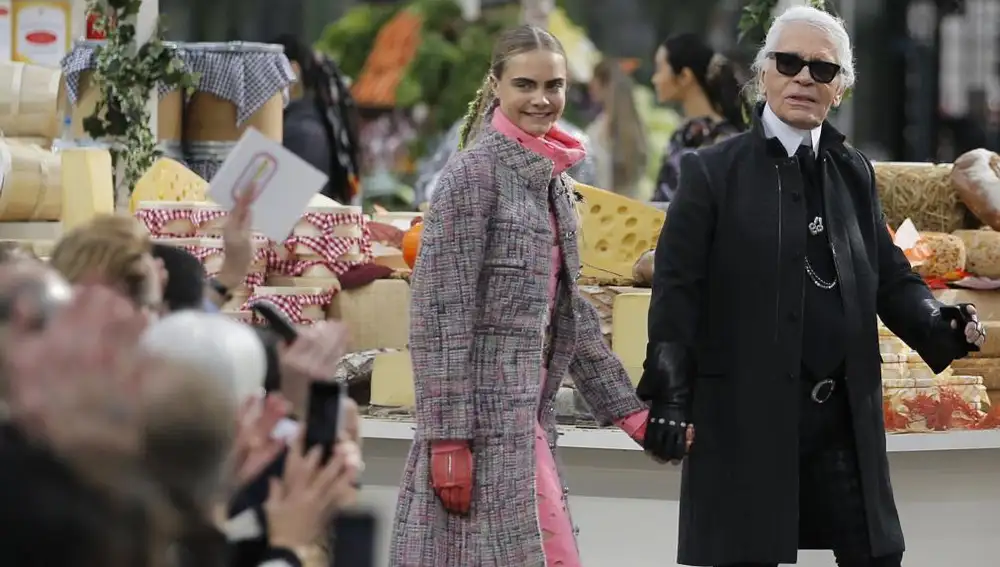 El diseñador Karl Lagerfeld y la modelo Cara Delevingne, al final del desfile de la coleción Otoño-invierno 2014-2015 de Chanel.