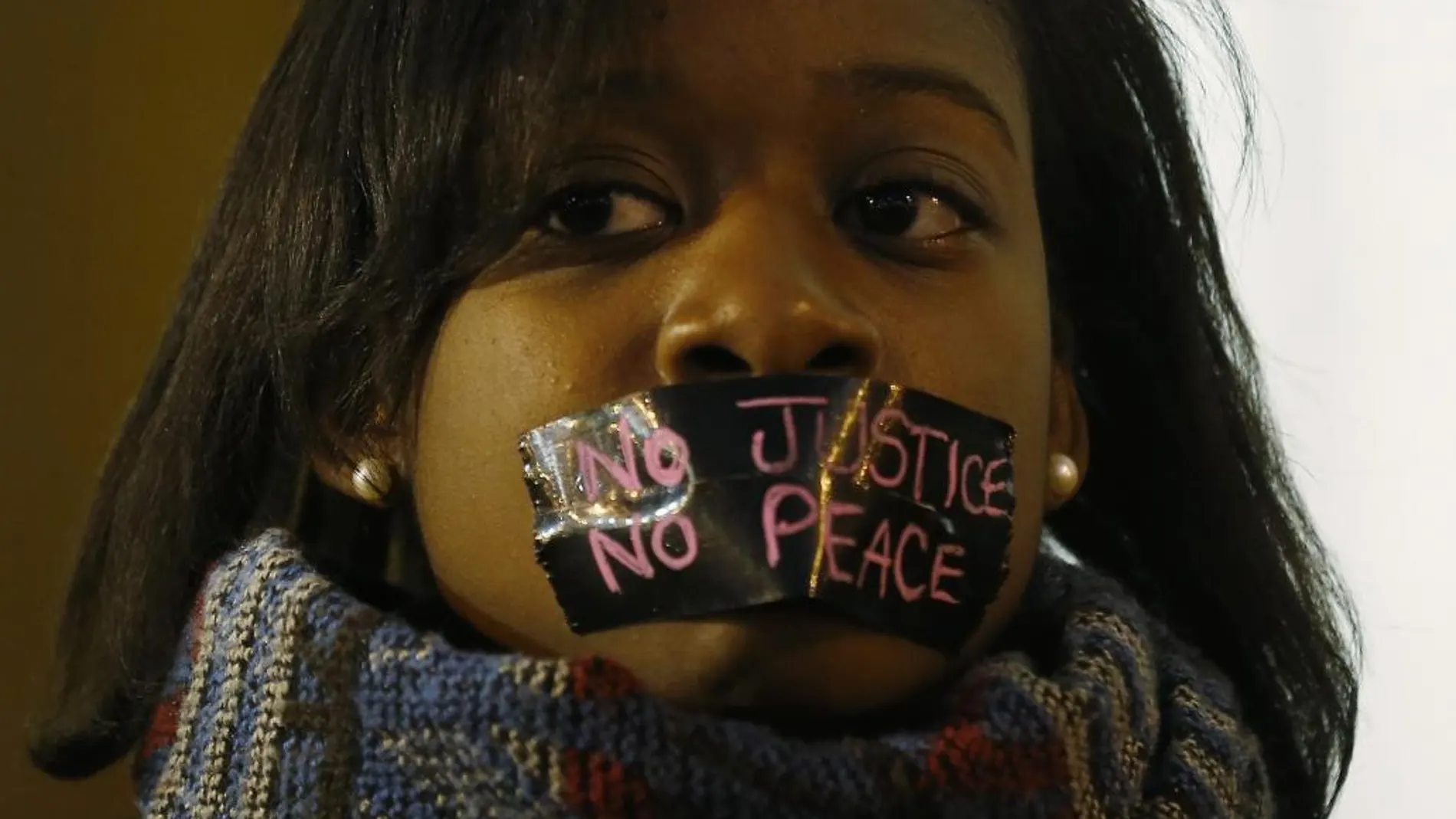 Una manifestante protesta en Ferguson